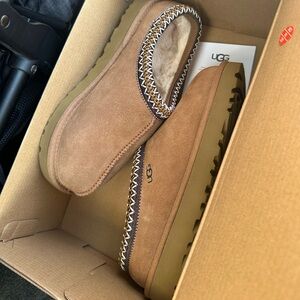 Ugg tasman size 6 never worn